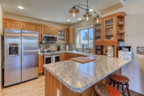 冷蔵庫、電子レンジ、オーブン、コンロ