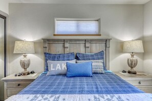 3 bedrooms, free WiFi - Gorgeous mountain retreat with a fenced-in yard, A/C, & hot tub! Pet friendly! (Pagosa Springs)