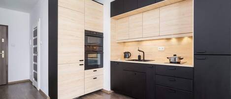 ثلاجة، ميكروويف، فرن، موقد طهي مسطح