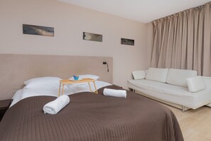 Iron/ironing board, WiFi, bed sheets