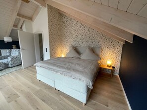 3 bedrooms, travel cot, bed sheets, wheelchair access