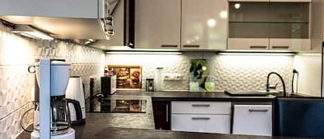 Frigorífico, horno, placa de cocina y lavavajillas
