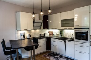 Kühlschrank, Ofen, Herdplatte, Geschirrspüler