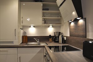 Køleskab, mikrobølgeovn, ovn, kogeplade