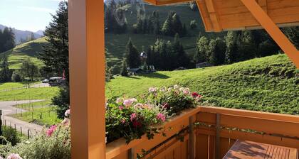 85 qm mit je Einem Wohnzimmer, Zwei Schlafzimmern, Dusche/wc, WC Extra und Einer