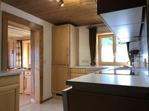 Een koelkast, een oven, een kookplaat, een vaatwasser