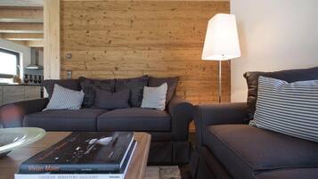 Fernseher, Kamin, Stereoanlage