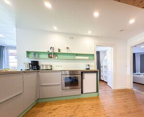 Fridge, oven, stovetop, dishwasher