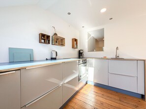 Fridge, oven, stovetop, dishwasher