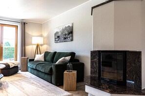 Een televisie, een open haard, tafelvoetbal en een stereo