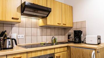 Kühlschrank, Ofen, Herdplatte, Wasserkocher mit Kaffee-/Teezubehör