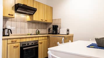 Kühlschrank, Ofen, Herdplatte, Wasserkocher mit Kaffee-/Teezubehör