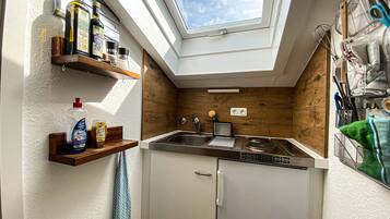 Fridge, oven, stovetop, coffee/tea maker