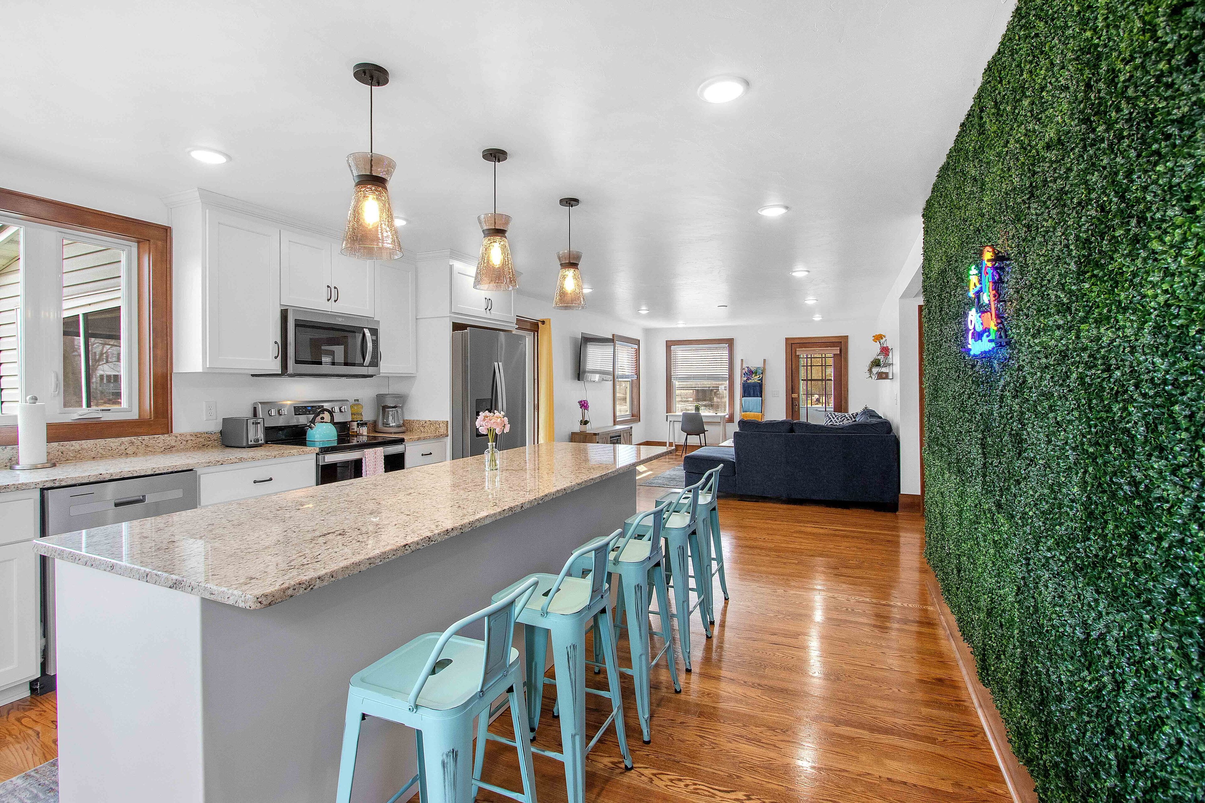 Riverfront! Kayaks! Bay Access! Sleeps 15!