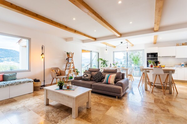 TV - LA CASITA VI4348 By Riviera Holiday Homes (Falicon)