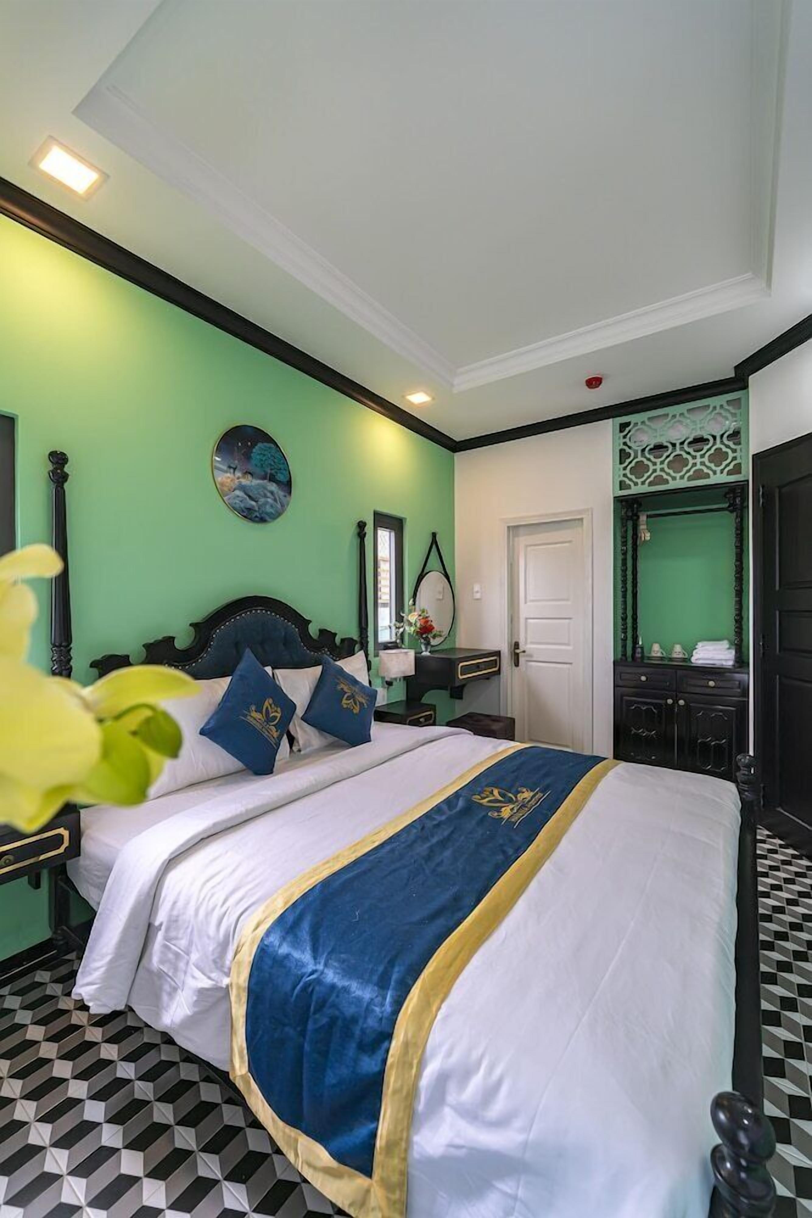 Desk, laptop workspace, free WiFi, bed sheets