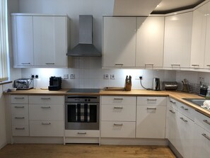 Fridge, oven, stovetop, dishwasher