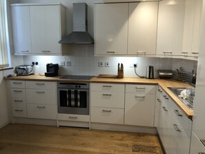 Fridge, oven, dishwasher, coffee/tea maker