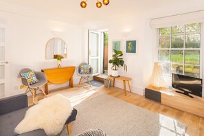 City Apartment | Living area | 30-inch TV with cable channels - Oakfield Place (Bristol)