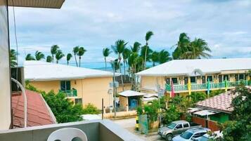 Deluxe-rum - 1 queensize-säng - icke-rökare - utsikt mot trädgården | Terrass/Patio