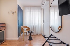 Single Room | Living area | 50-cm Smart TV with cable channels, TV - Granada Suites by Olala Homes (Granada)