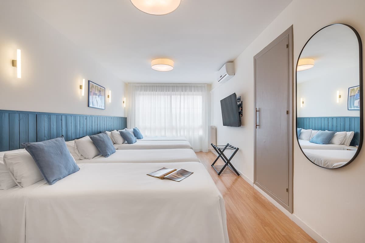 Vierpersoonskamer | Een strijkplank/strijkijzer, gratis babybedden, gratis wifi, beddengoed