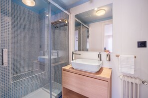 Habitación triple clásica | Baño | Regadera, secadora de cabello, toallas, jabón 