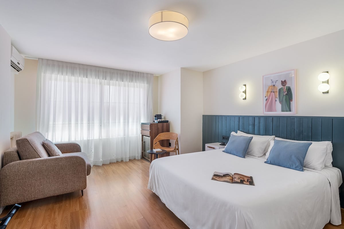 Klassieke driepersoonskamer | Een strijkplank/strijkijzer, gratis babybedden, gratis wifi, beddengoed
