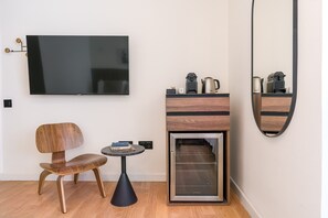 Dreibettzimmer | Wohnbereich | 50-cm-Smart-TV mit Kabelempfang, Fernseher