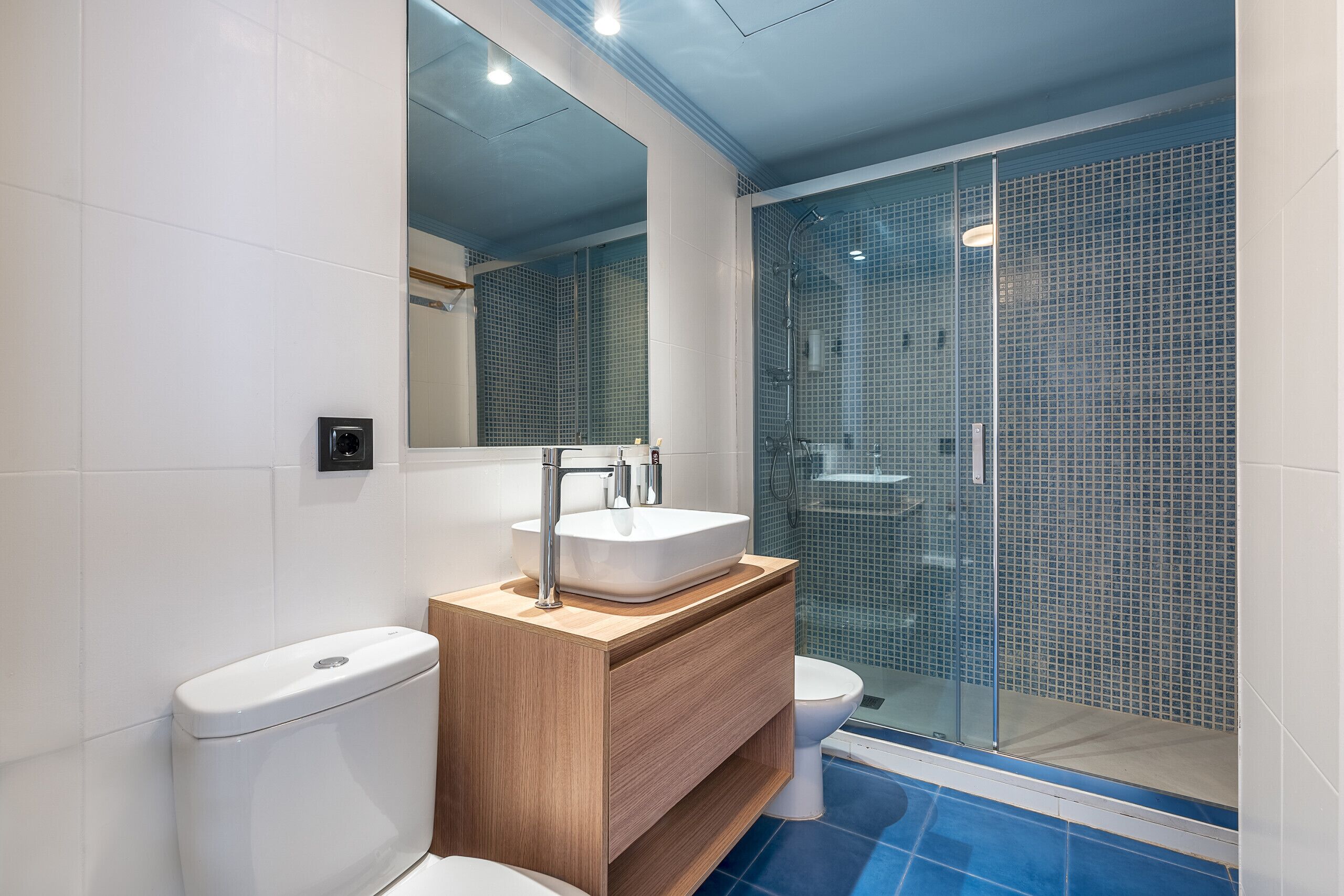Vierpersoonskamer | Badkamer | Een douche, een haardroger, handdoeken, zeep