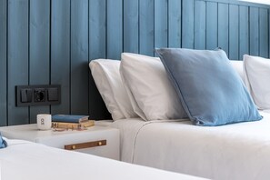 Quadruple Room | Iron/ironing board, free cribs/infant beds, free WiFi, bed sheets - Granada Suites by Olala Homes (Granada)