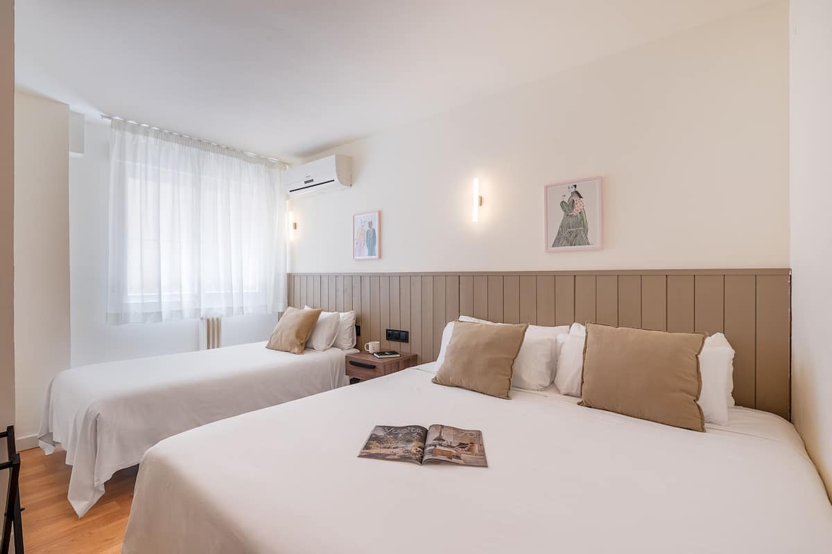 Driepersoonskamer | Een strijkplank/strijkijzer, gratis babybedden, gratis wifi, beddengoed