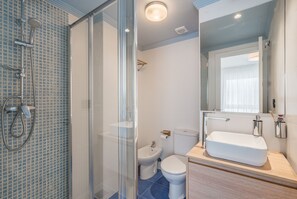 Superior Double Room | Bathroom | Shower, hair dryer, towels, soap