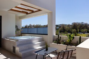 Bañera de hidromasaje al aire libre