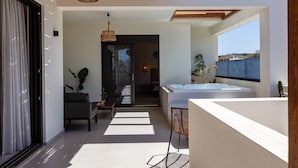 Un intérieur moderne avec une grande fenêtre, un ventilateur de plafond et un coin salon.