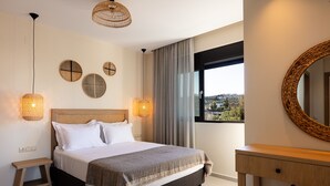 Une chambre à coucher moderne avec un grand lit, des lampes de chevet, une table de chevet en bois, une commode en bois et un grand miroir.