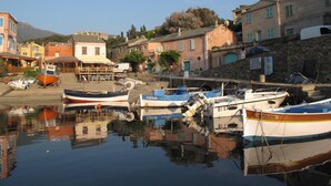 Un port où des bateaux sont amarrés, un bâtiment sur lequel on peut lire l’inscription « Château Matisse », et un mur de pierre.