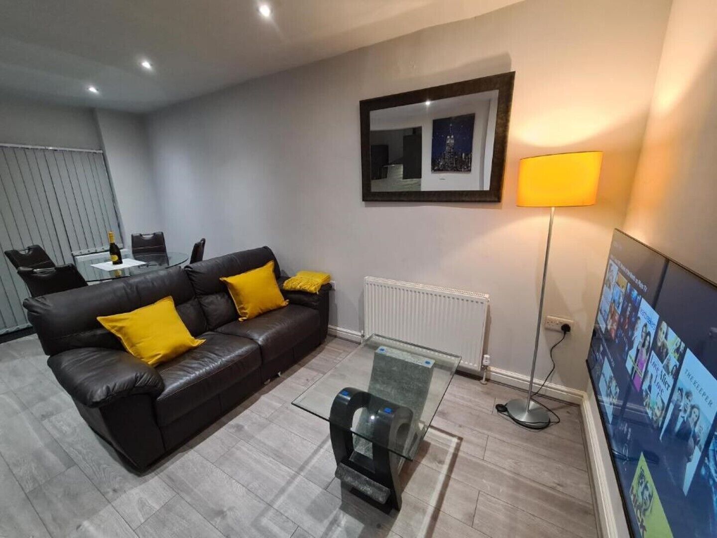 Whole House - 4 Bedrooms - Parking - Sleeps 8