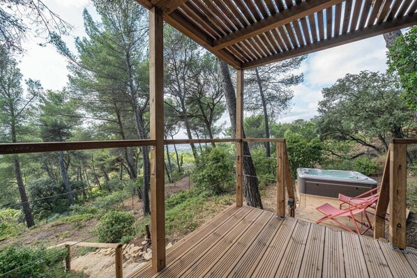 Outdoor spa tub