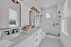 Combined shower/tub, towels - Amazing Location, Golf Cart, Gorgeous New Construction! (Santa Rosa Beach)