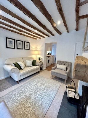 Smart-TV, peis, DVD-spiller og bøker