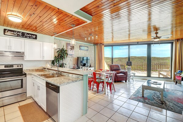 Frigorifero, microonde, forno, piano cottura