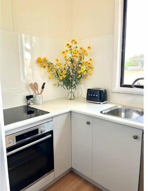 Kjøleskap, ovn, oppvaskmaskin og kaffetrakter/tekoker