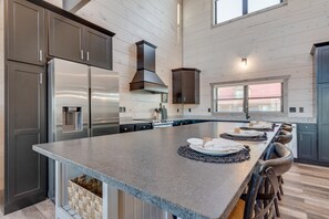 ثلاجة، ميكروويف، فرن، موقد طهي مسطح