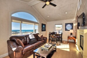 华丽别墅, 1 张大床和 1 张沙发床, 部分海洋景观 | 1 多间卧室、笔记本电脑工作区、熨斗/熨衣板、免费 WiFi