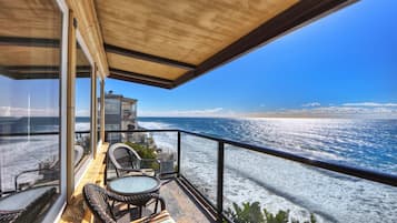 Villa Premier, 1 cama Queen size y sofá cama, balcón, vista al océano | 1 habitación y espacio para trabajar con laptop