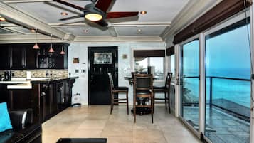 Villa Deluxe, 1 cama Queen size y sofá cama, balcón, vista al océano | 1 habitación y espacio para trabajar con laptop