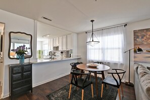 Dining - Excellent 2 Bedroom Condo in Bethany Bay community! WIFI, Pool, Beach, Golfing, and more! (Ocean View)