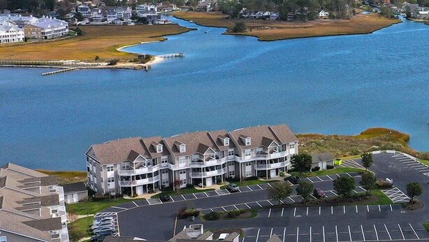 Un quartier résidentiel doté d’une grande étendue d’eau, d’un port de plaisance et d’un parking.