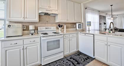 Excellent 2 Bedroom Condo in Bethany Bay community! WIFI, Pool, Beach, Golfing, and more!